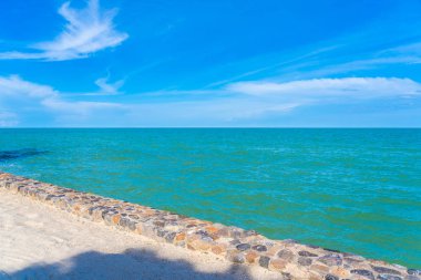 Mavi sk ile plaj denizi okyanusu etrafında güzel şemsiye ve sandalye