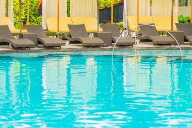 Otel re açık yüzme havuzu etrafında Şemsiye ve sandalye kanepe