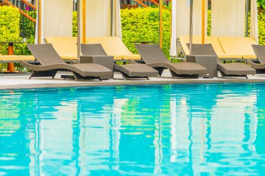 Otel re açık yüzme havuzu etrafında Şemsiye ve sandalye kanepe