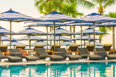 Otel re açık yüzme havuzu etrafında Şemsiye ve sandalye kanepe