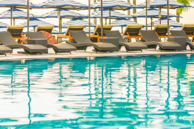 Otel re açık yüzme havuzu etrafında Şemsiye ve sandalye kanepe