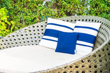 Otel re açık yüzme havuzu etrafında Şemsiye ve sandalye kanepe