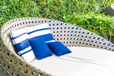 Otel re açık yüzme havuzu etrafında Şemsiye ve sandalye kanepe