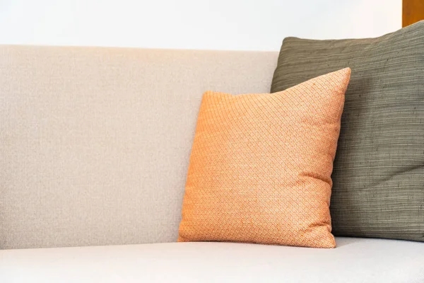 Удобная подушка для украшения дивана — стоковое фото
