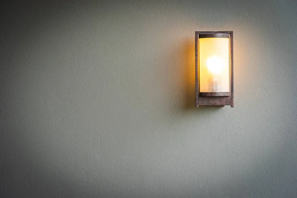 Ljus lykta på väggdekoration — Stockfoto