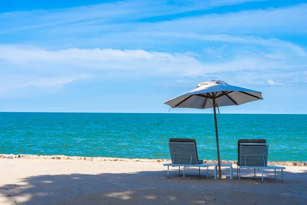 Beautiful umbrella and chair around beach sea ocean with blue sk — Stock Photo, Image