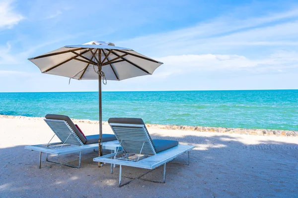 Hermoso paraguas y silla alrededor de la playa mar océano con azul sk — Foto de Stock