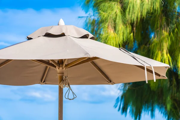 Bellissimo ombrellone e sedia intorno spiaggia mare oceano con sk blu — Foto Stock