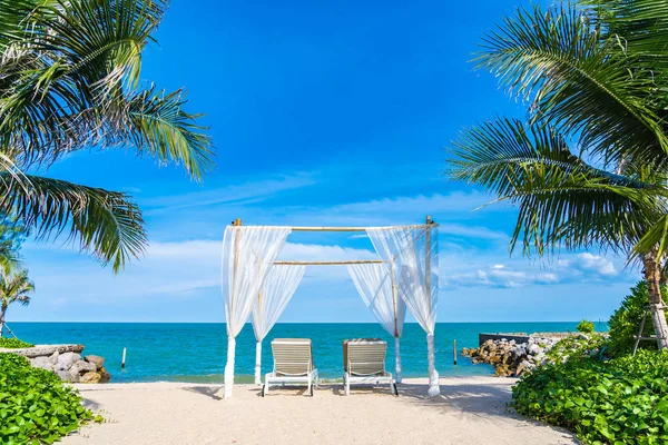 Bellissimo ombrellone e sedia intorno spiaggia mare oceano con sk blu — Foto Stock