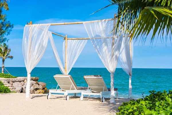 Bellissimo ombrellone e sedia intorno spiaggia mare oceano con sk blu — Foto Stock