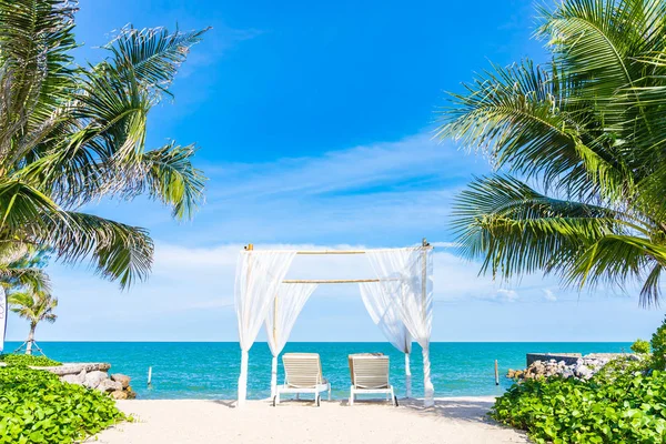 Bellissimo ombrellone e sedia intorno spiaggia mare oceano con sk blu — Foto Stock