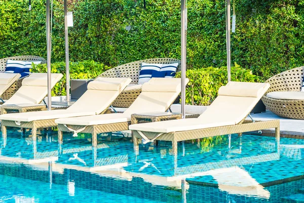 Umbrella and chair sofa around outdoor swimming pool in hotel re — Stock Photo, Image