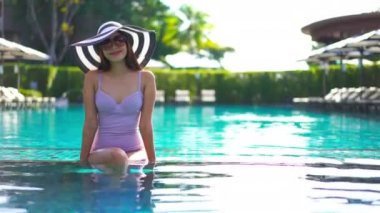 Yaz tatili sırasında havuzda dinlenen Asyalı kadının görüntüleri