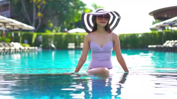 Imagens Mulher Asiática Relaxante Piscina Durante Férias Verão — Vídeo de Stock