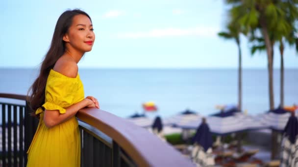 Beeldmateriaal Van Aziatische Vrouw Kust Tijdens Zomer Vakantie — Stockvideo