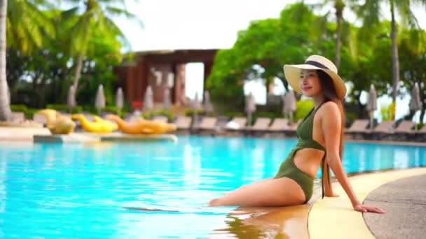 수영장에서 휴식을 취하는 아시아 여성의 — 비디오