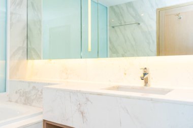 Banyo iç musluk suyu ve lavabo dekorasyon