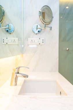 Banyo iç musluk suyu ve lavabo dekorasyon