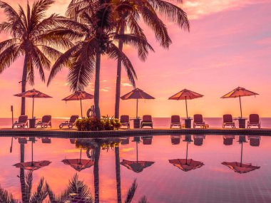 Şemsiye ve sandalye etrafında lüks Açık Yüzme Havuzu