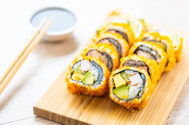 California maki suşi rulo