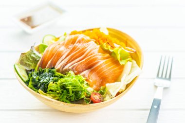 Deniz yosunu ve diğer vegeta et sashimi ham taze somon balık