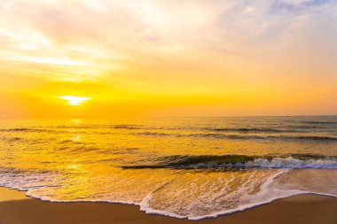 Gün batımında deniz ve tropikal plaj güzel açık manzara 