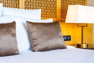 Yatak ve battaniye üzerinde güzel lüks rahat beyaz yastık Dec