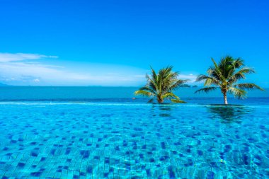 Deniz ile otel beldesinde güzel lüks açık yüzme havuzu 