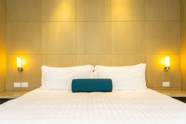 Yatak dekorasyon iç güzel beyaz yastık ve battaniye