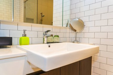 Su musluk ve lavabo dekorasyon iç