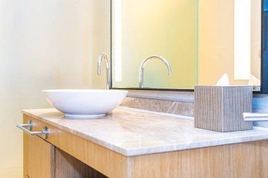 Su musluk ve lavabo dekorasyon iç