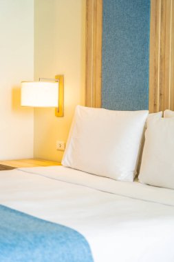 Hafif lamba ile yatak dekorasyonbeyaz rahat yastık