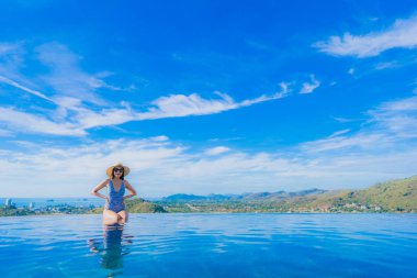 Asyalı genç gülümsemek güzel kadın portre mutlu dinlenmek