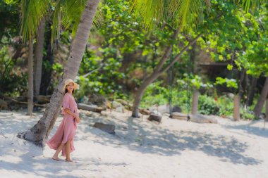 Portre genç asyalı kadın plaj deniz okyanus wi etrafında mutlu gülümseme