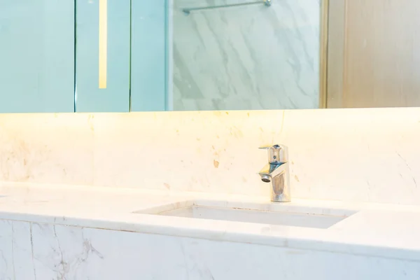 Eau de robinet et décoration d'évier dans l'intérieur de la salle de bain — Photo