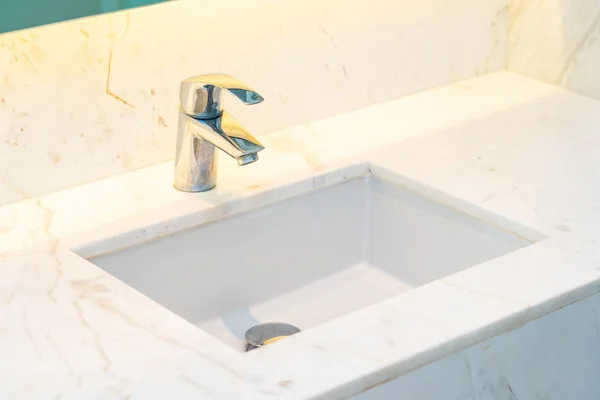 Кран воды и раковина украшения в ванной комнате интерьера — стоковое фото