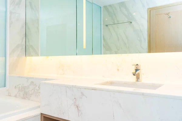 Csap víz és mosogató dekoráció fürdőszoba belső — Stock Fotó