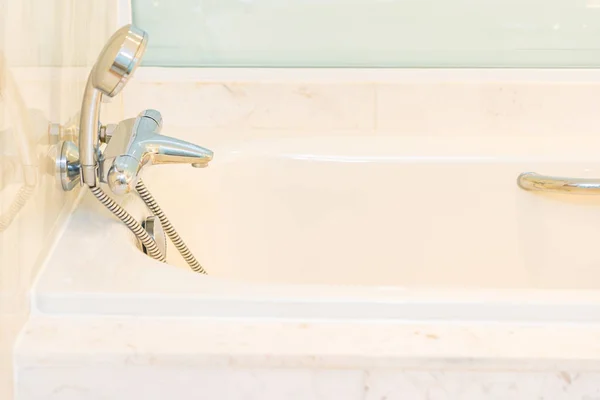 Vit lyx badkar dekoration i toalett och badrum — Stockfoto