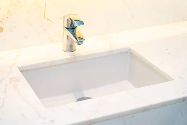 Agua del grifo y decoración del fregadero en el interior del baño —  Fotos de Stock