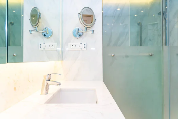 Agua del grifo y decoración del fregadero en el interior del baño — Foto de Stock