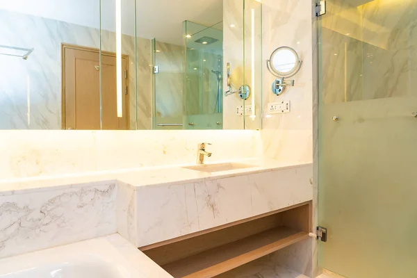 Dekorace vody a dřezu v koupelnové interiérech — Stock fotografie