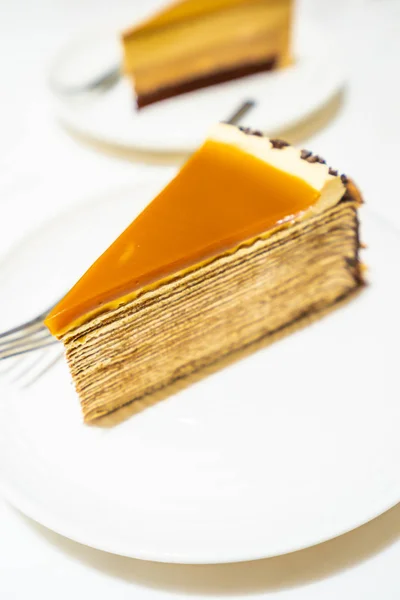 Słodki deser z karmelowym krepy ciasto — Zdjęcie stockowe