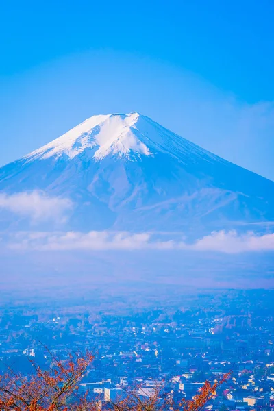 Bellissimo paesaggio di fuji di montagna intorno all'acero foglia in un — Foto Stock