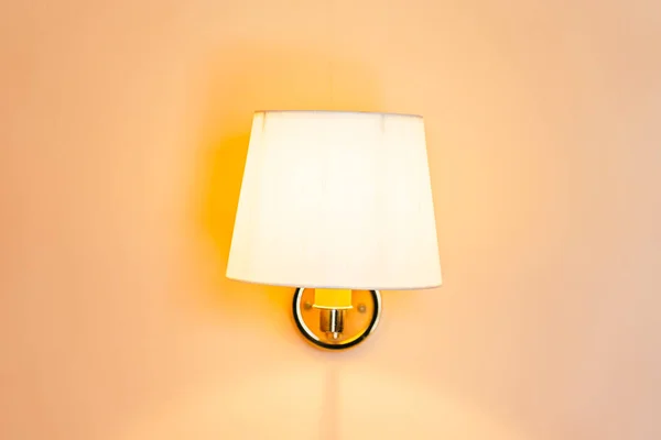 Hermosa lámpara de luz y bombilla en la decoración de la pared interior —  Fotos de Stock