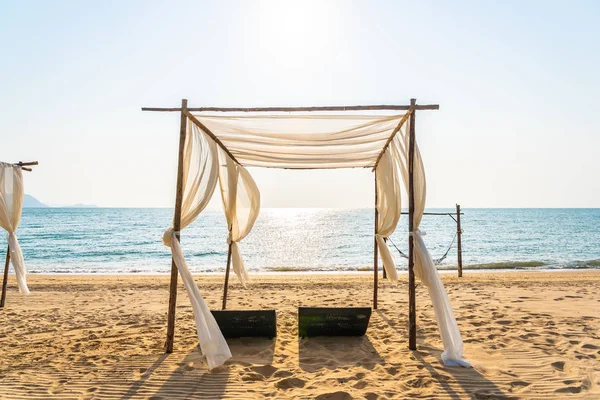 Καρέκλα ομπρέλα και lounge στον ωκεανό θάλασσα όμορφη παραλία στο sk — Φωτογραφία Αρχείου