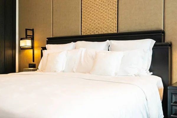 Vacker lyxig bekväm vit kudde på sängen dekoration i b — Stockfoto