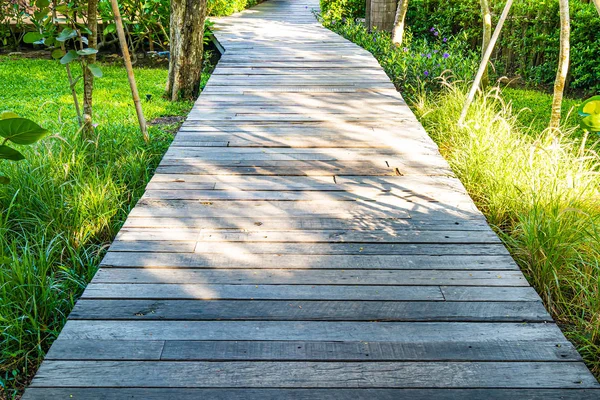 Hermoso camino de madera caminar en el jardín —  Fotos de Stock