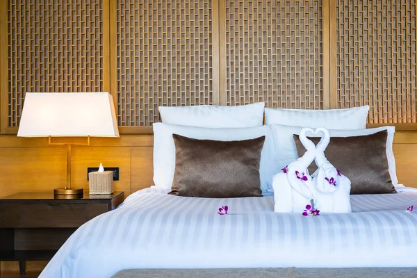 Красивий рушник слона на прикрасі ліжка в інтер'єрі спальні — стокове фото
