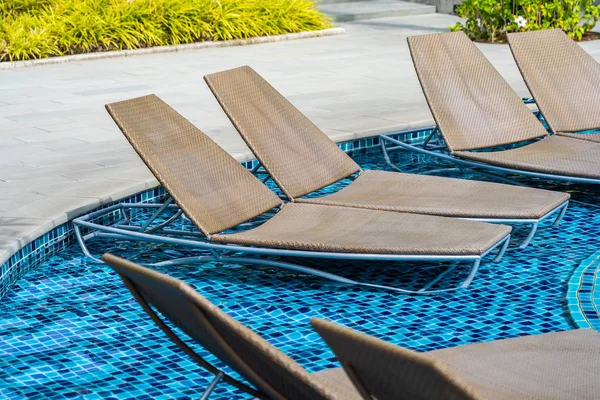 Cadeira vazia para se sentar e relaxar em torno de piscina ao ar livre po — Fotografia de Stock