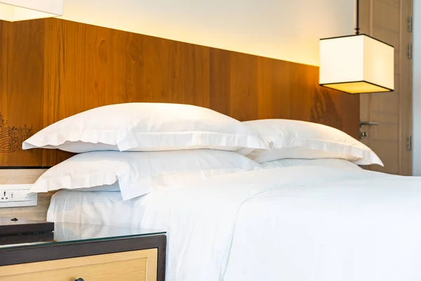 Travesseiro confortável branco na decoração da cama — Fotografia de Stock